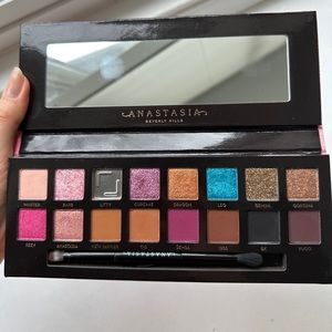 Anastasia Amrezy eyeshadow palette ABH